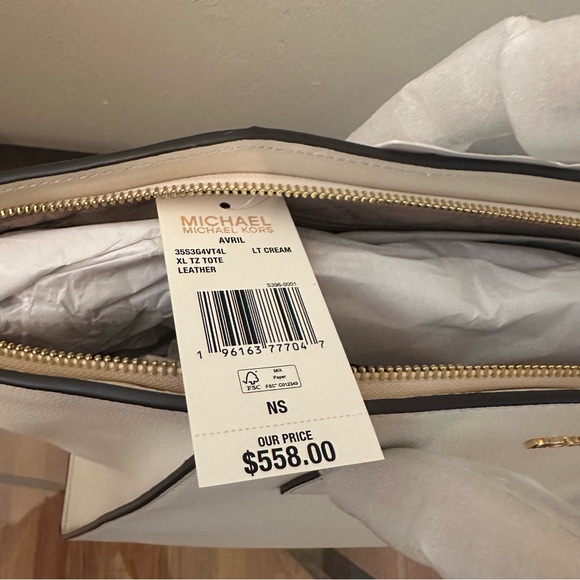 NWT Michael Kors | Extra Large Avril Pebbled Leather Shoulder Tote Bag $558 - Picture 4 of 5